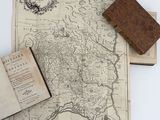 une vieille carte des États-Unis sur laquelle est posé un livre