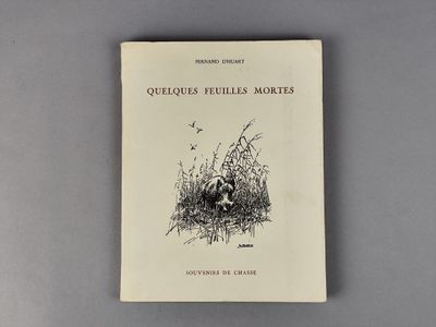 un vieux livre posé sur une table, à côté d'une plante