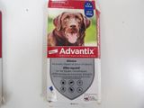 deux boîtes d'Advantix pour chiens posées sur une surface blanche