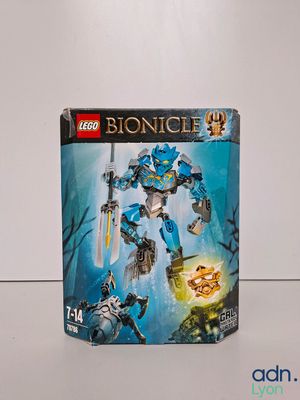 La boîte de Lego Bionicle est ouverte et prête à être utilisée pour jouer.