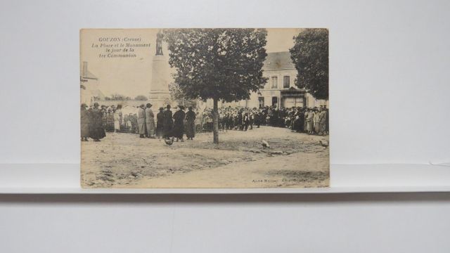 Gouzon : La Place et le Monument le jour de la 1ère communion. Ca...