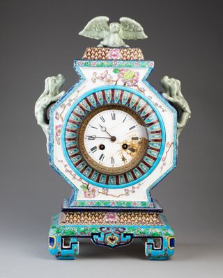 une horloge posée sur un socle