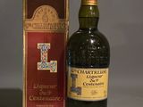 une bouteille de vin à côté d'une boîte sur une table