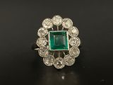 une bague en émeraude et diamant