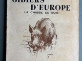 un vieux livre dont la couverture est ornée d'une image de cochon