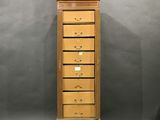 une grande armoire en bois surmontée de cinq tiroirs