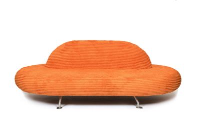 Canapé à structure de forme libre entièrement recouverte d'u…