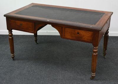 un petit bureau avec un plateau en verre