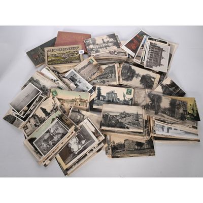 plusieurs vieilles photos représentant un train et d'autres voies ferrées, posées sur une table