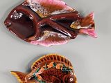 deux poissons décoratifs posés l'un à côté de l'autre sur la table