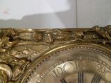 une horloge en or posée sur une table