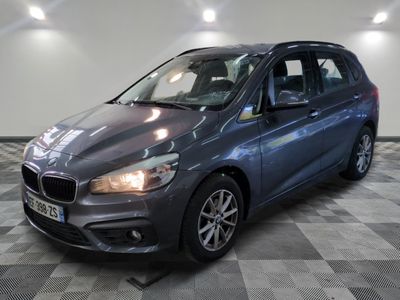 La BMW Tourer est garée dans le garage.