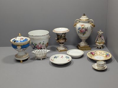 de nombreux types de vases et de bols sur la table