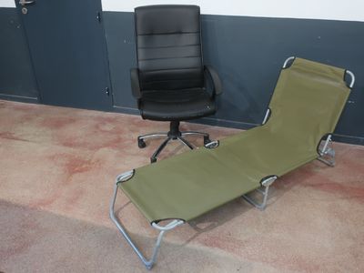 une chaise verte et une chaise noire dans une pièce