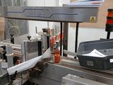 l'image d'une machine qui travaille sur une feuille de papier