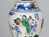 un vase bleu et blanc orné d'une femme et d'animaux