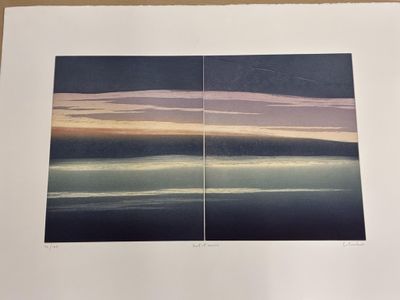 deux photos d'un coucher de soleil sur un plan d'eau