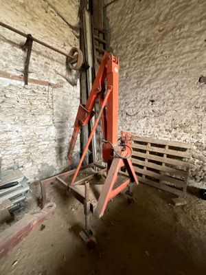 une grue qui se trouve au milieu d'une pièce