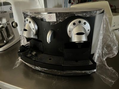 une machine à café posée sur un comptoir dans une cuisine