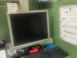 un bureau sur lequel se trouvent un écran, un clavier, une souris et d'autres éléments