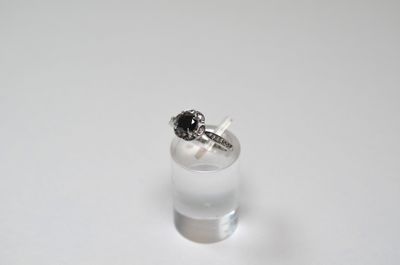 une bague posée dans un verre sur une table