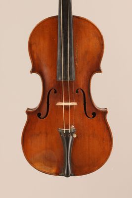 un vieux violon avec un archet accroché à son dos
