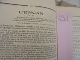 un livre ouvert sur lequel se trouve une feuille de papier