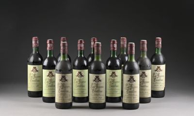 six bouteilles de vin sont alignées sur une table
