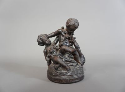 une image représentant une statue d'une femme tenant un enfant sur ses genoux