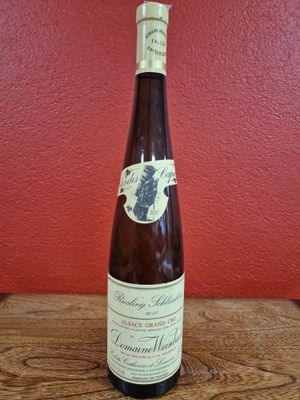 une vieille bouteille de vin posée sur une table en bois