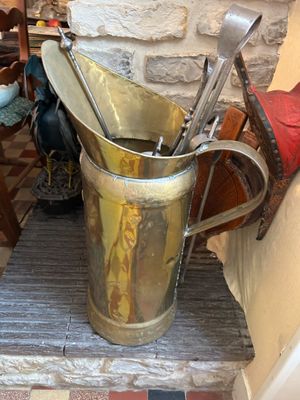 un seau en métal contenant tout un tas d'ustensiles