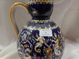 un vase bleu et or muni d'une étiquette