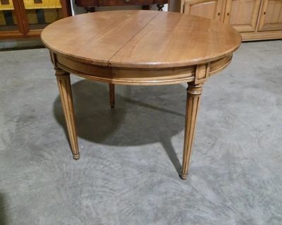 une image représentant une table sur laquelle est assis un chat