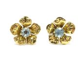 une photo d'une paire de boucles d'oreilles en or ornées d'une topaze bleue