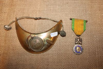 une médaille, une médaille et une médaille posées sur une table