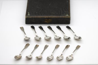 a lot of spoons that are sitting on a table