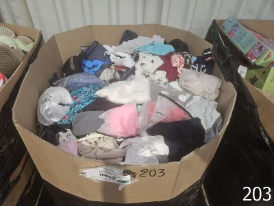 une boîte en carton remplie de vêtements et d'autres objets