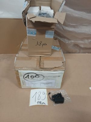 une pile de cartons posés sur une table