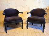 deux chaises assises l'une à côté de l'autre sur un plancher en bois