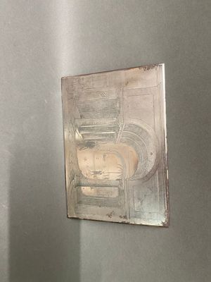 une photo accrochée au mur d'une salle de bains avec des toilettes