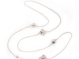 un lot de trois colliers en argent sur fond blanc