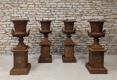 SUITE de QUATRE IMPORTANTS VASES de parc sur socles en fonte de forme  - Photo 1