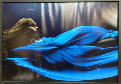 un tableau représentant une femme allongée sur un canapé