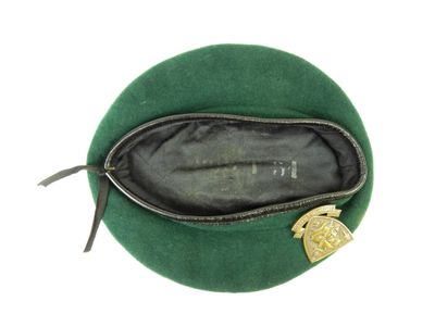 un chapeau vert orné d'une boucle dorée
