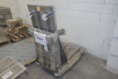 des cartons et des palettes empilés les uns sur les autres dans un entrepôt