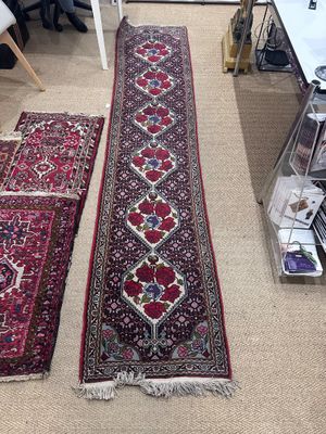deux tapis posés à même le sol dans une pièce où se trouvent un bureau et une chaise