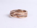 l'image d'une bague en or ornée de diamants