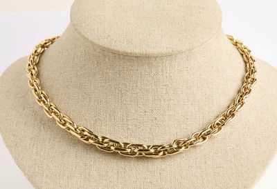 gros plan d'un collier à chaîne en or sur un mannequin