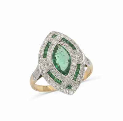 une bague en émeraude et diamant