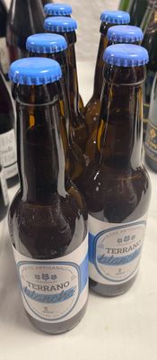 Plusieurs bouteilles de bière sont alignées sur une table